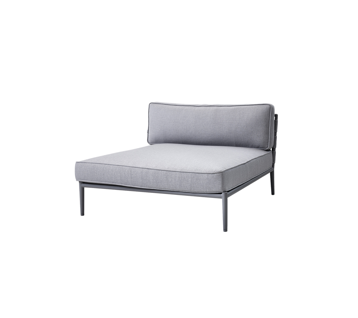 Grå polstret lenestol med minimalistisk design og en slank metallramme, med ryggstøtte og romslig sitteområde.
