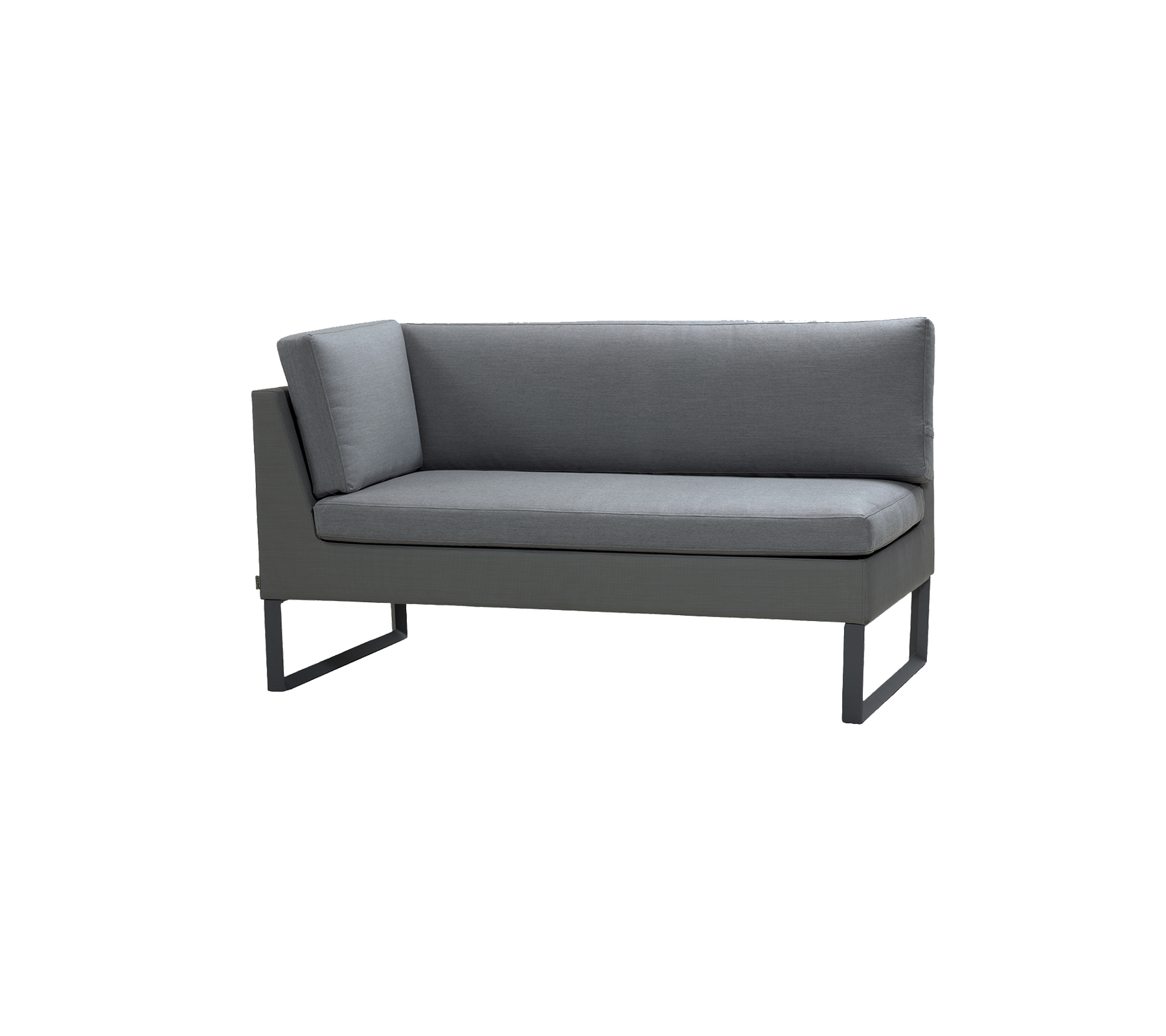 Grå to-seters sofa med enkle linjer og moderne design, med polstret seter og en slank metallramme.