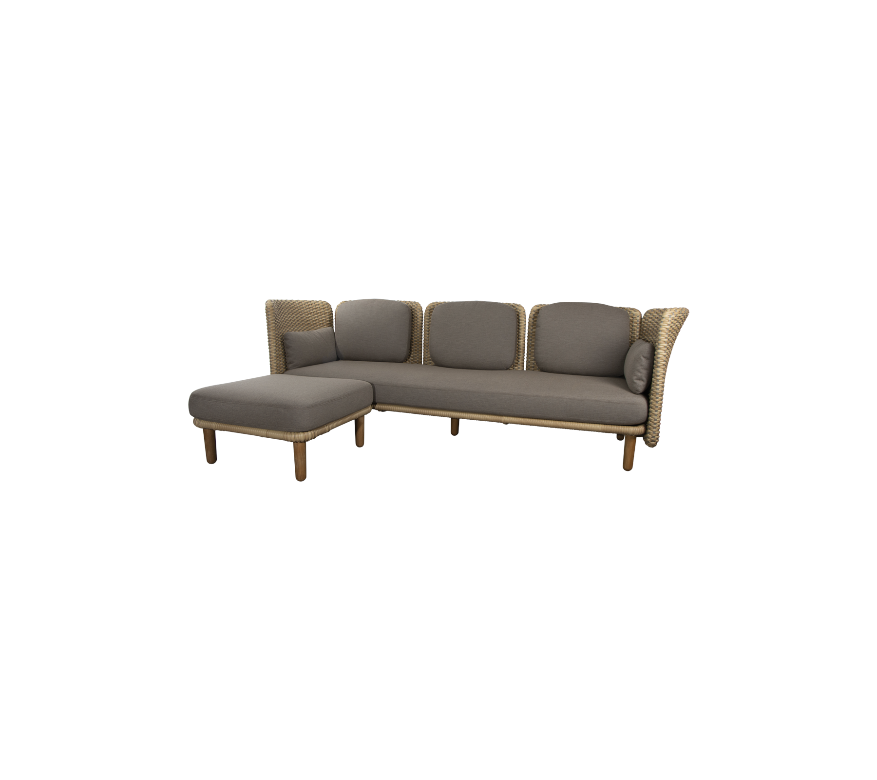 Moderne seksjonssofa med myke grå puter og robuste trebena, designet for komfort og stil. Ideell for avslapning eller sosialisering.