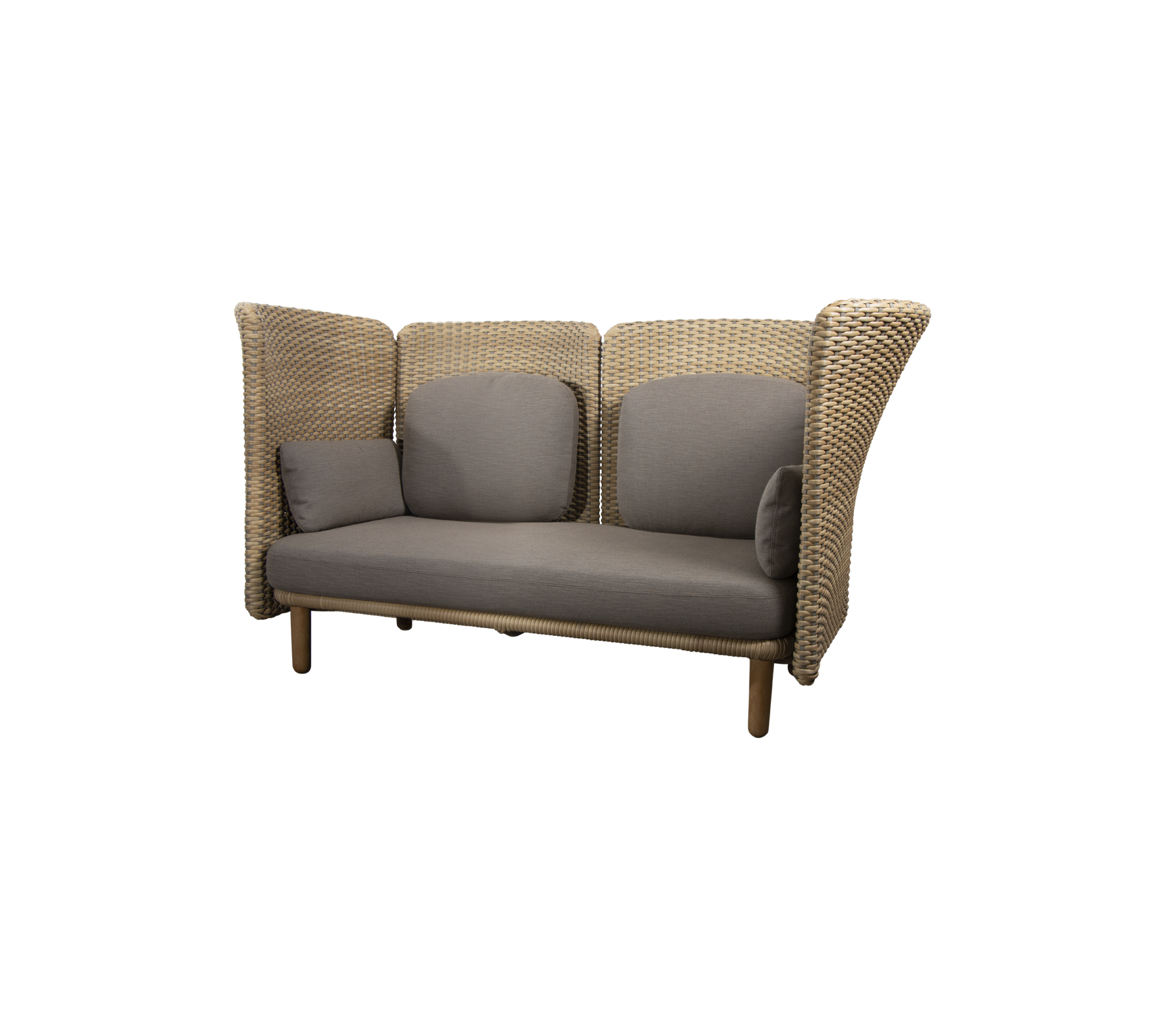 Stilig loungesofa med flettede sider og myke grå puter, designet for komfort og moderne estetisk appell.