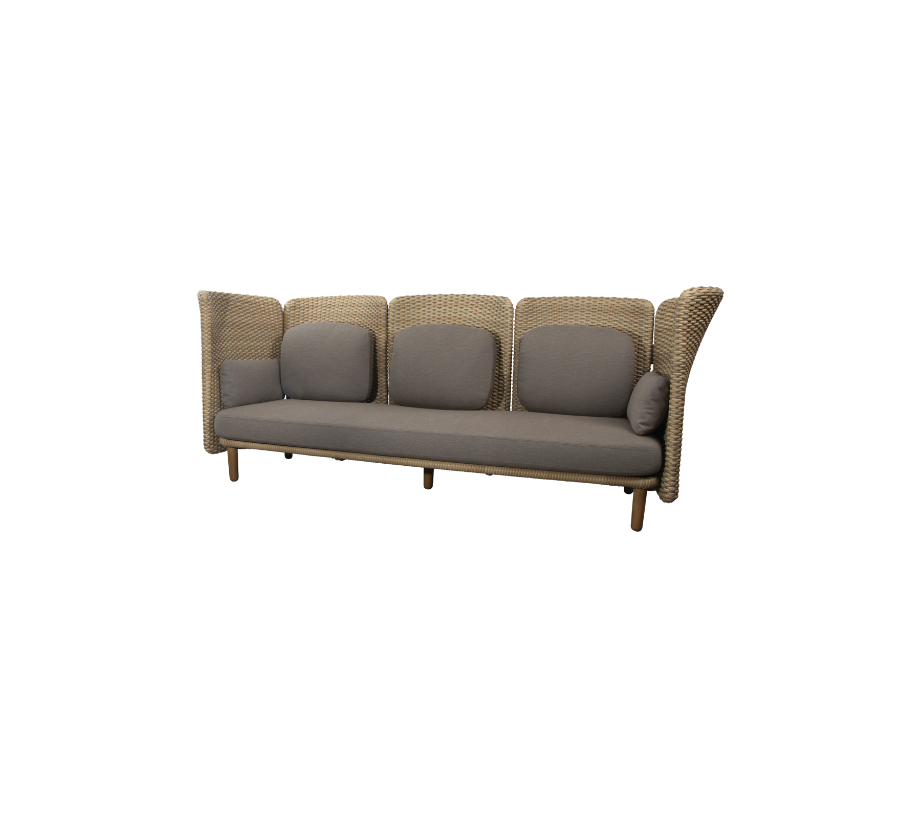 Stilig tresetersofa med vevd design og grå puter, perfekt for moderne stuer.