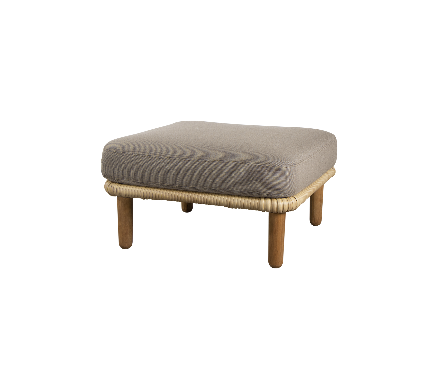 En kvadratisk, polstret ottoman med treben og en vevd kant, designet for variert sitting og avslapning.
