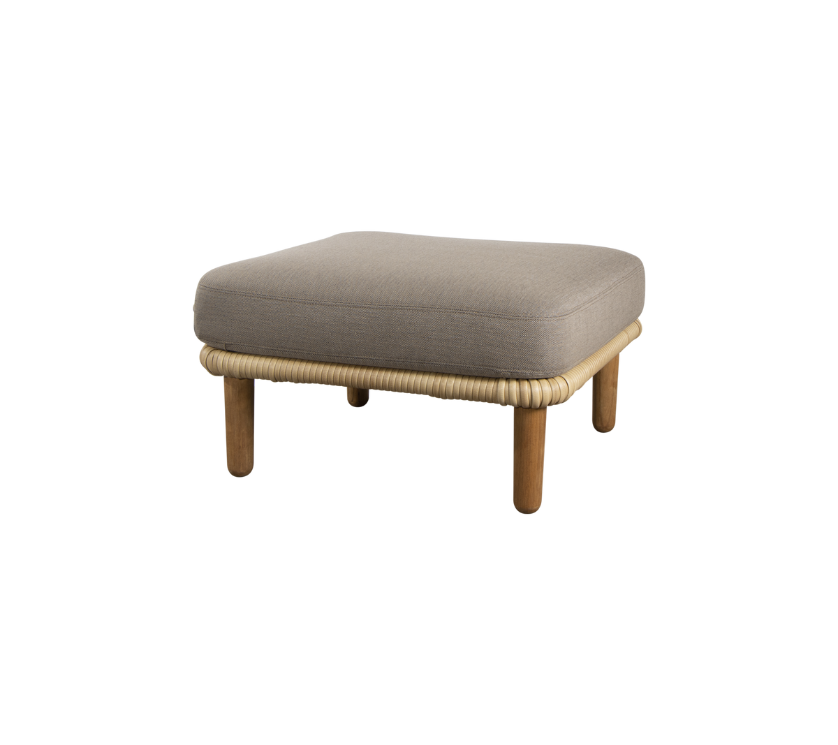 En kvadratisk, polstret ottoman med treben og en vevd kant, designet for variert sitting og avslapning.