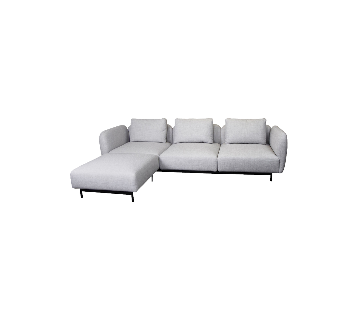 Moderne L-formet sofa i lys grått stoff med myke puter og skrå ben, perfekt for moderne stuer.