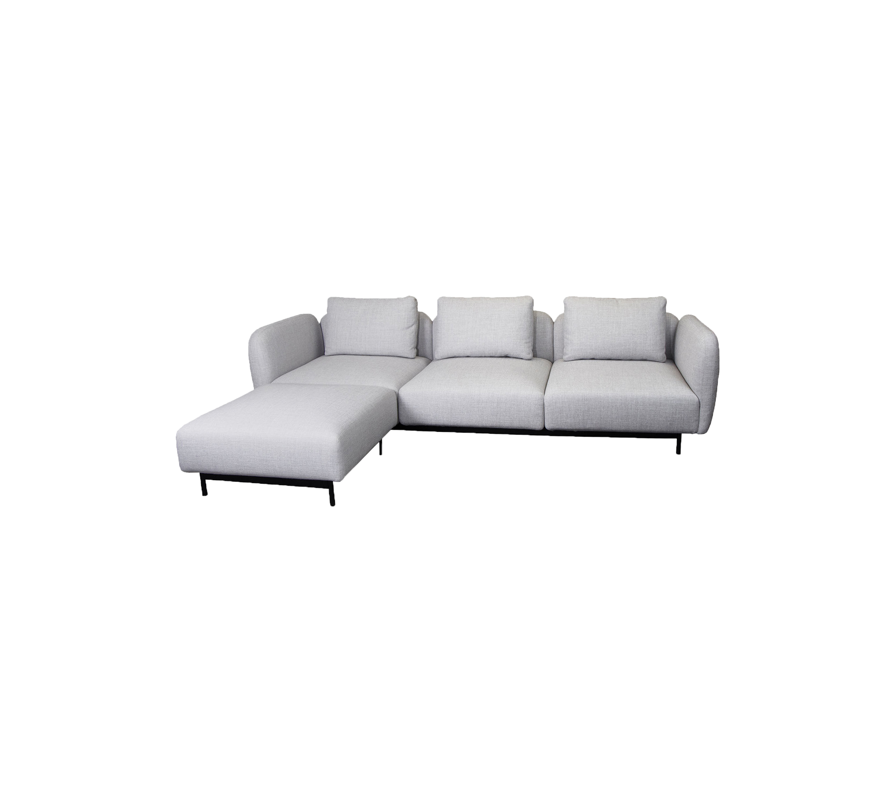 Moderne L-formet sofa i lys grått stoff med myke puter og skrå ben, perfekt for moderne stuer.