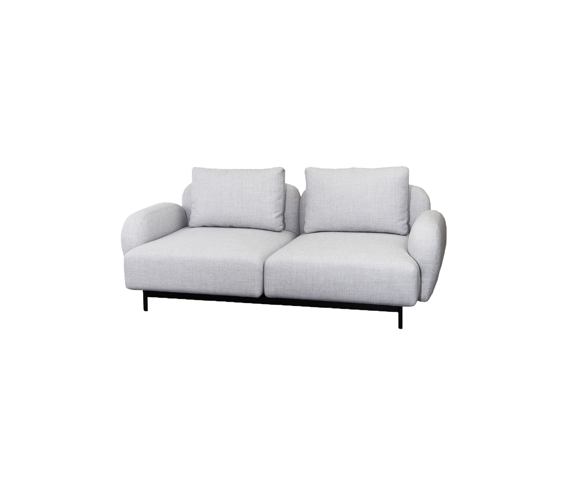 En moderne to-seters sofa i lys grått stoff med myke puter og en slank svart base, som tilbyr komfort og stil.