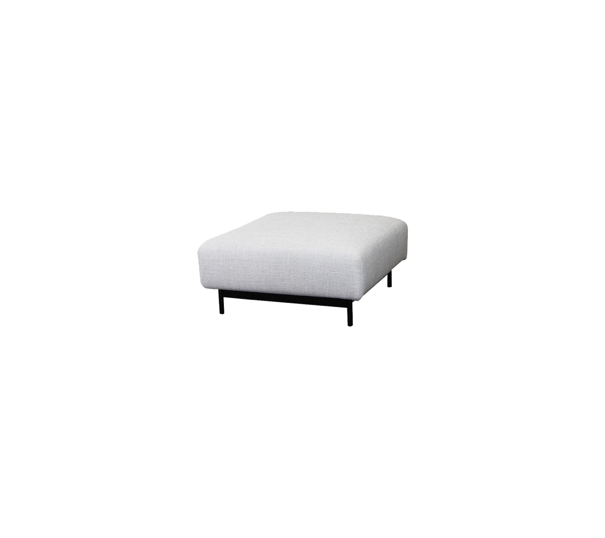 Firkantet ottoman med en lys grå stoffoverflate og slanke sorte ben, perfekt for allsidige sitteplasser eller fothviler.
