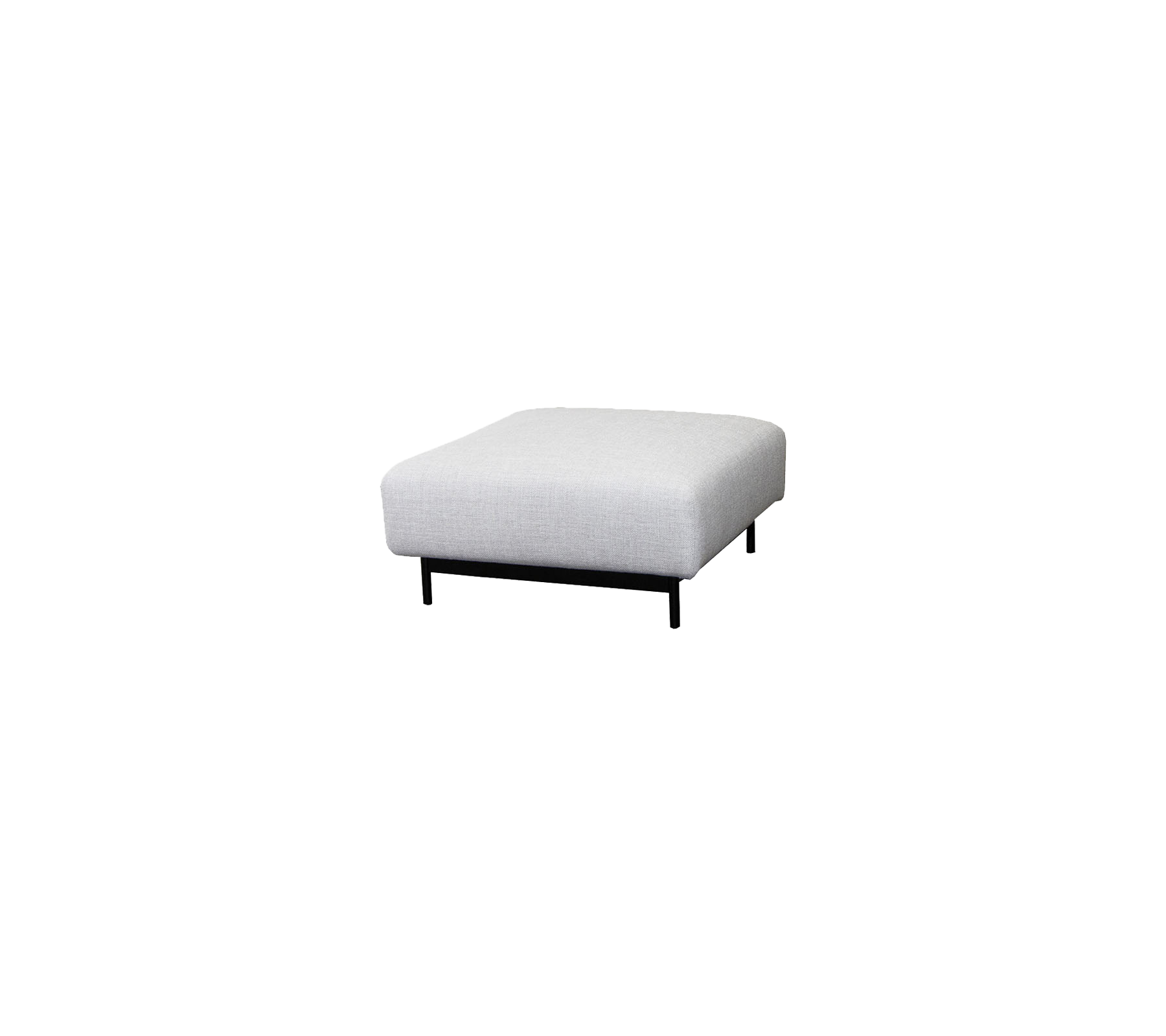 Firkantet ottoman med en lys grå stoffoverflate og slanke sorte ben, perfekt for allsidige sitteplasser eller fothviler.