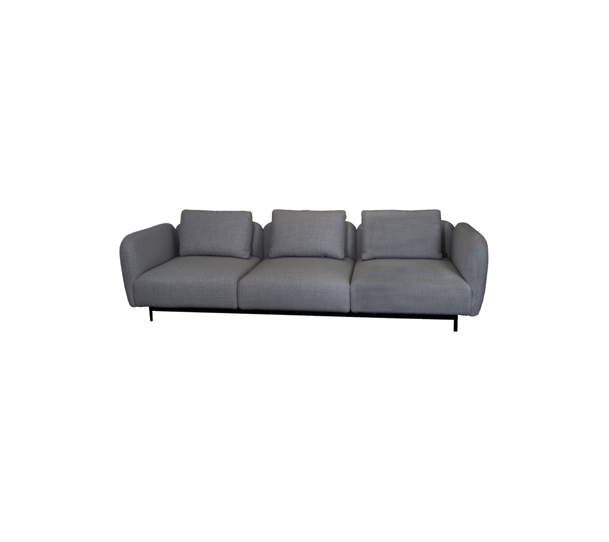 En slank, moderne sofa med minimalistisk design, som har tre myke puter og en ren, enkel silhuett i grå trekant.