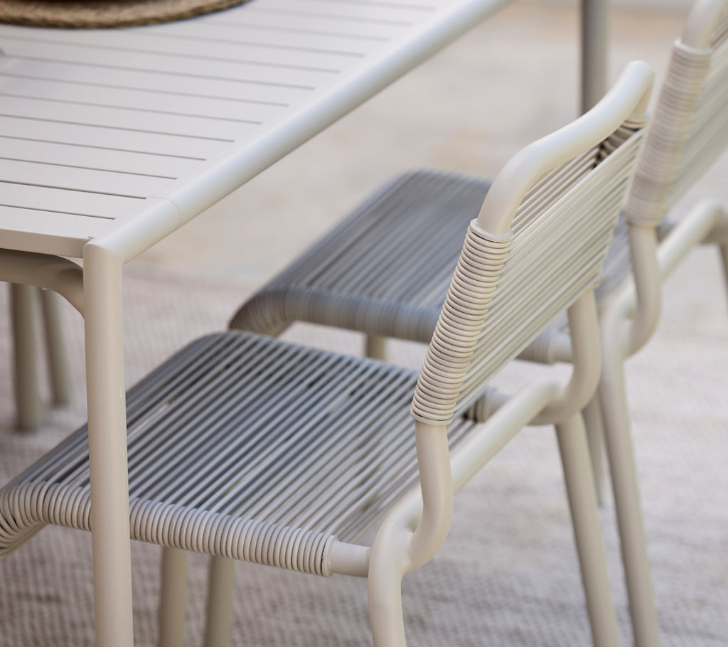 Moderne spisebord med hvit finish og grå stoler.