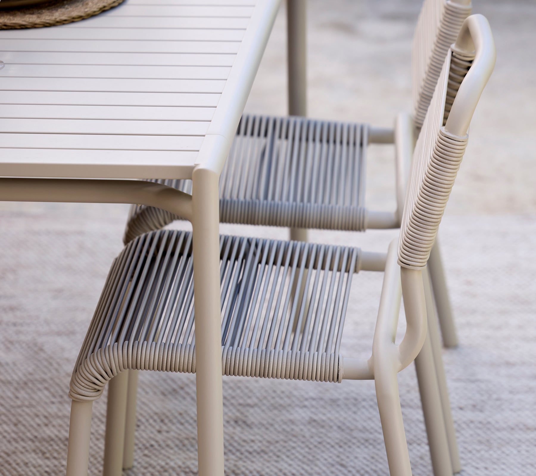 Moderne grå spisebord kombinert med stripete stoler.