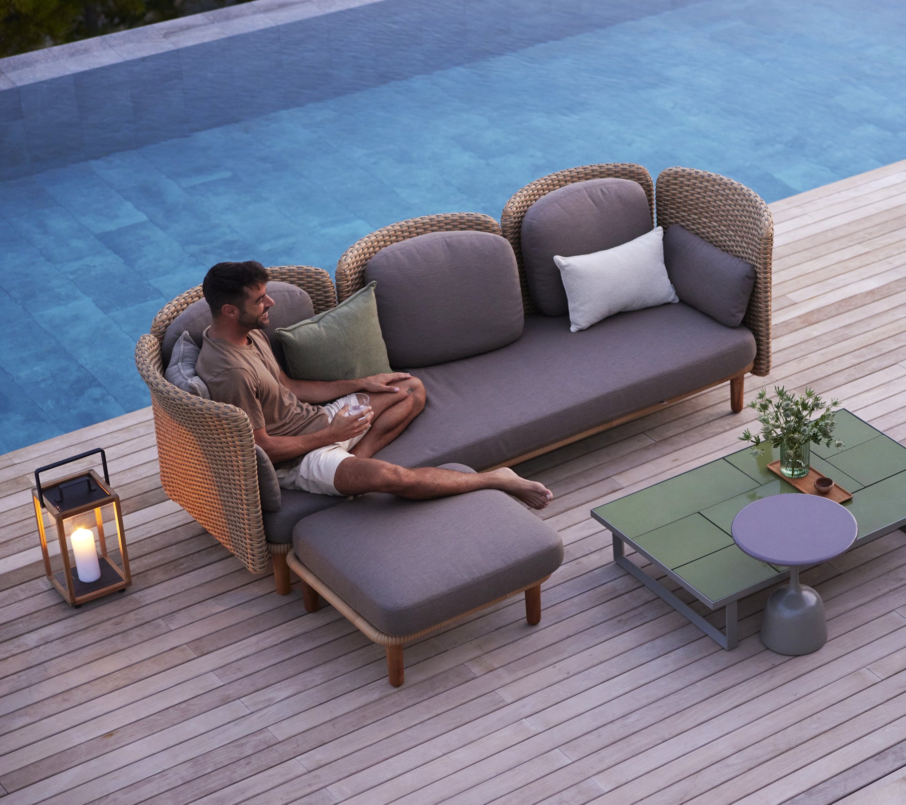 En avslappende setting med en romslig 3-seters sofa med en enkelt modul og dekorative elementer, perfekt for fritid.
