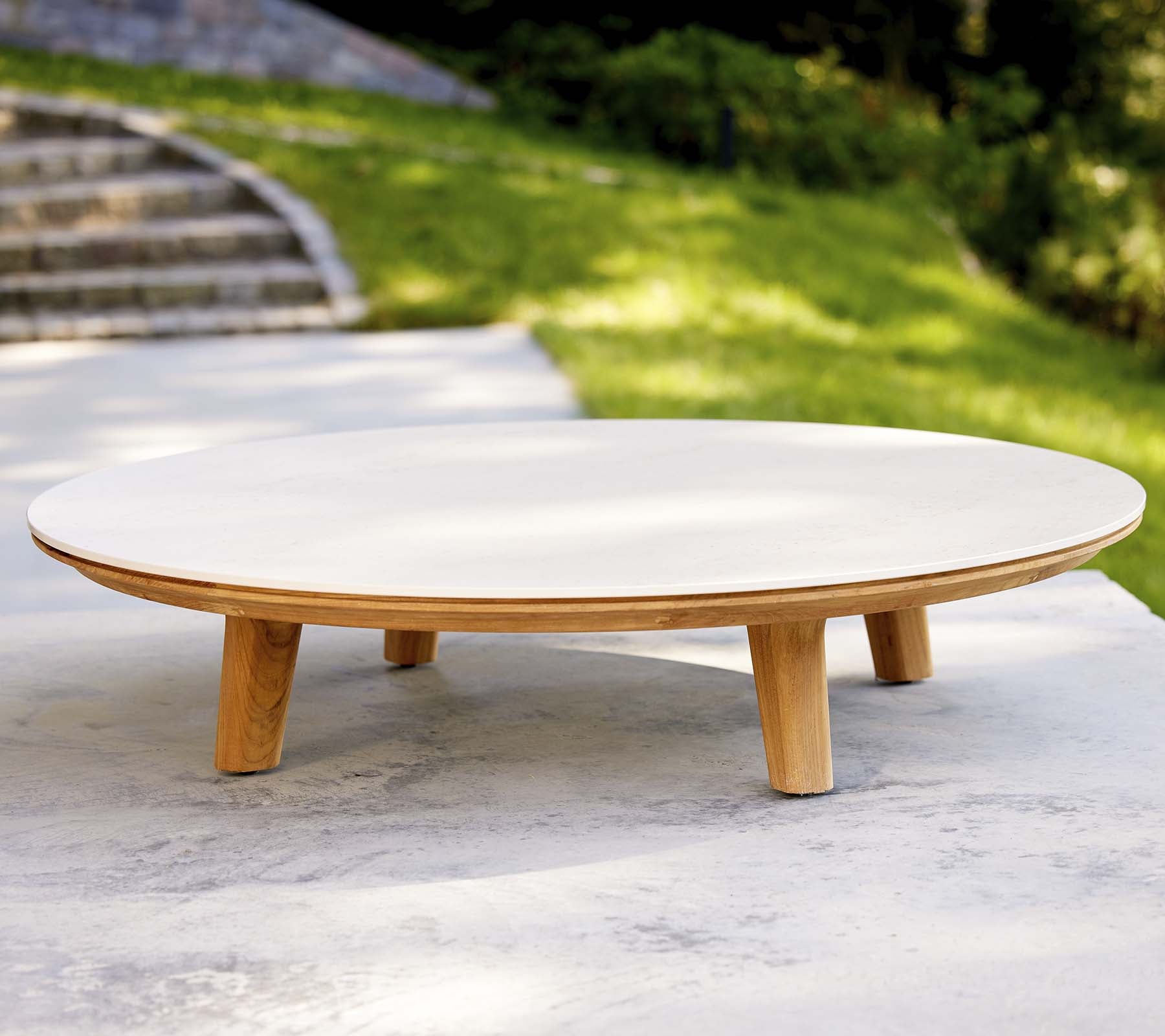 Moderne rundt kaffebord med en glatt overflate og tremmer, med et minimalistisk design som passer til forskjellige omgivelser.