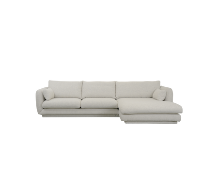 Moderne sandfarget sofa med rene linjer og myke puter.