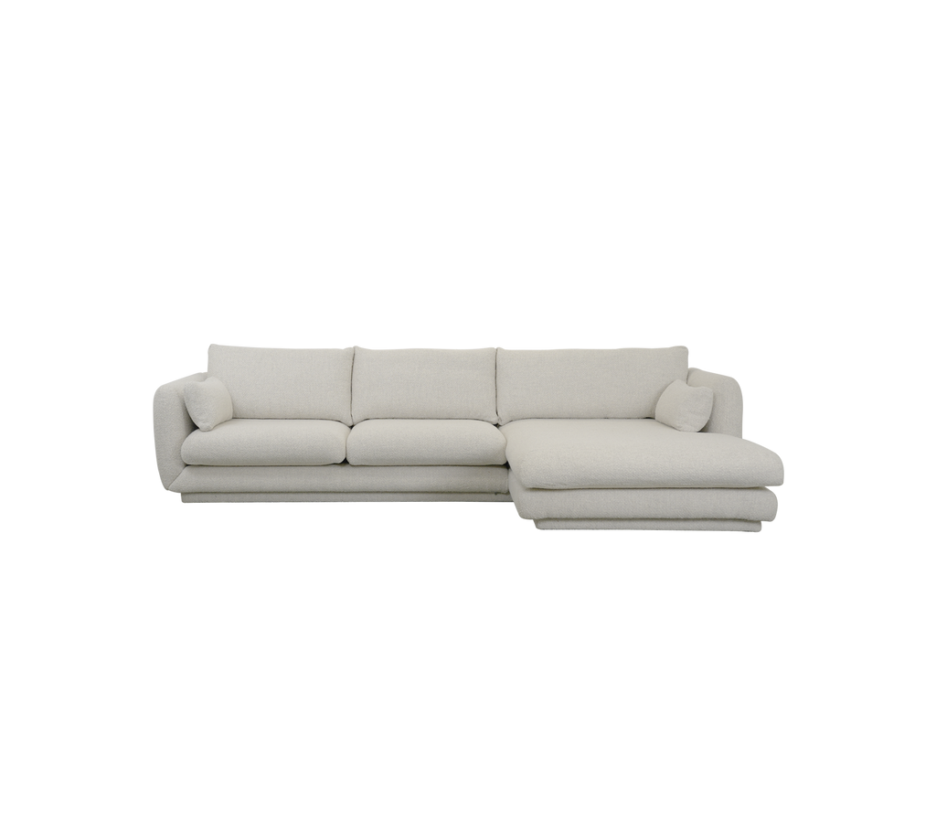 Moderne sandfarget sofa med rene linjer og myke puter.