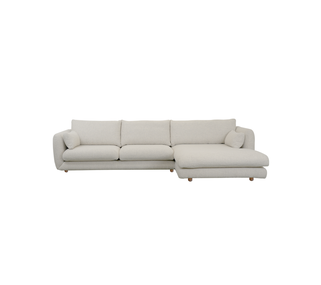 Moderne sandfarget sofa med rene linjer og et minimalistisk design.
