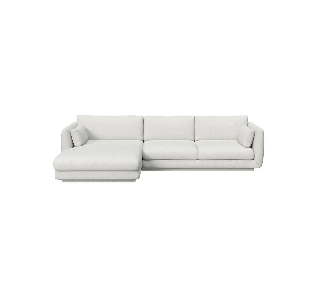 Lys grå moderne sofa med rene linjer og myke puter.