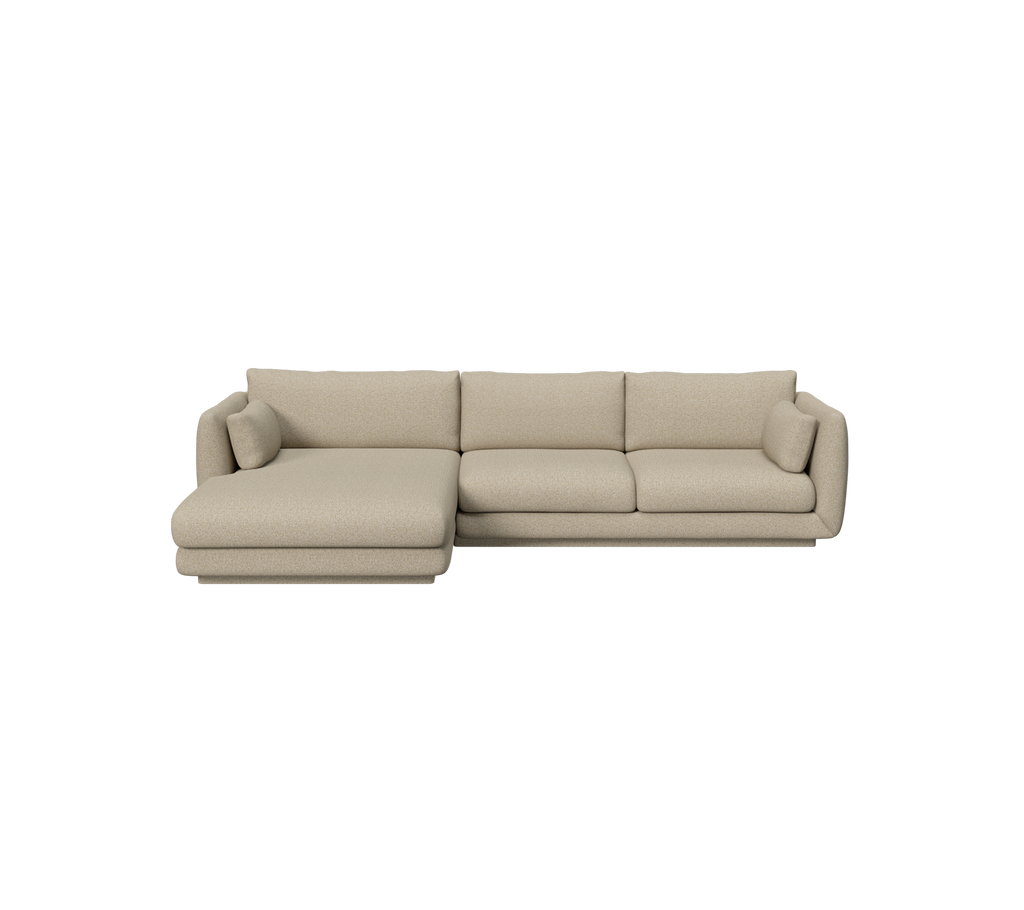 Brun moderne sofa med en chaise-seksjon for avslappet sitting.