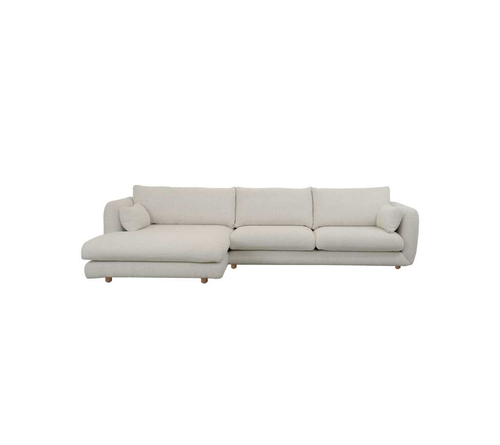 Moderne sandfarget sofa med chaiselongdesign.