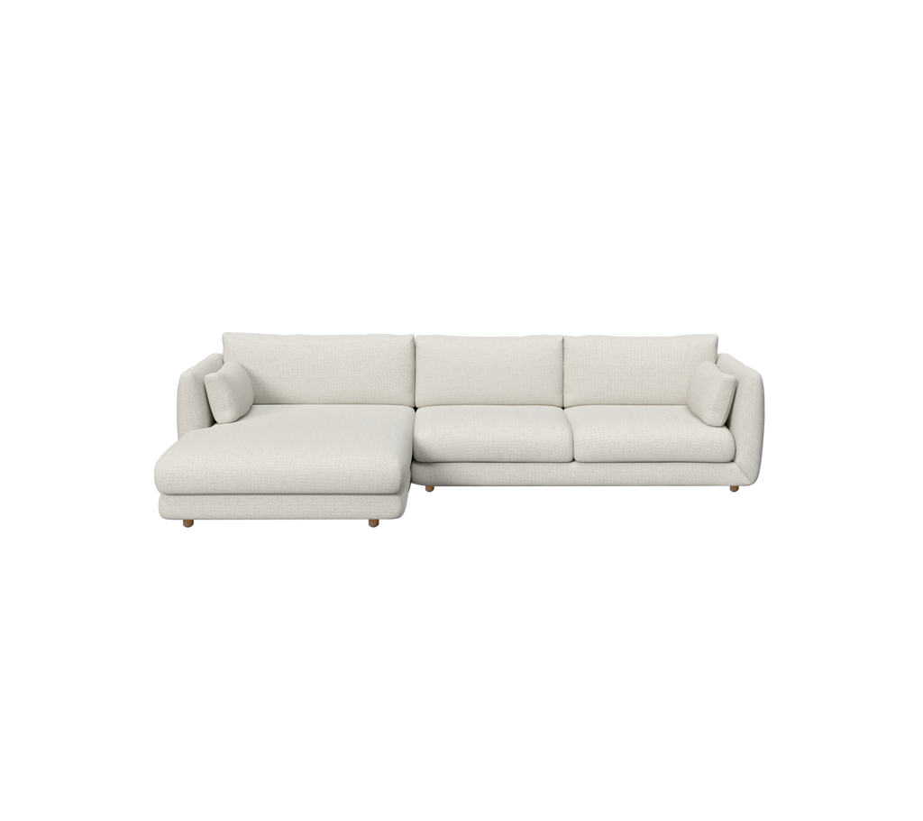 Moderne sandfarget sofa i et minimalistisk loungeomgivelser.
