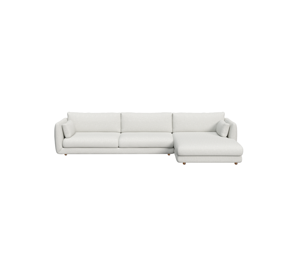 Lys grå moderne sofa med et minimalistisk design i et lounge-miljø.