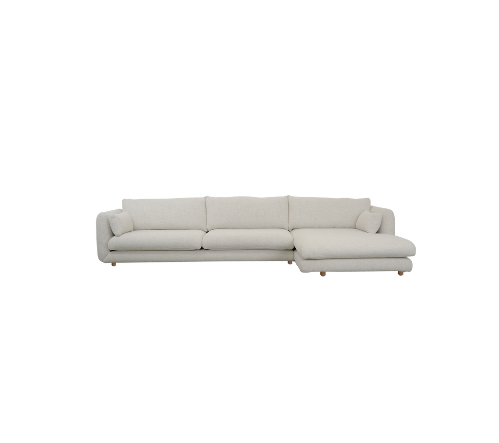 Moderne sandfarget sofa med seksjonelt design.