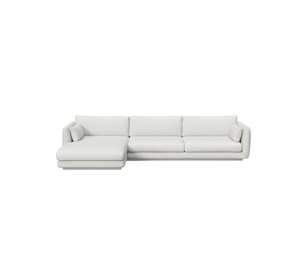 Lys grå seksjon sofa i et moderne lounge-oppsett.