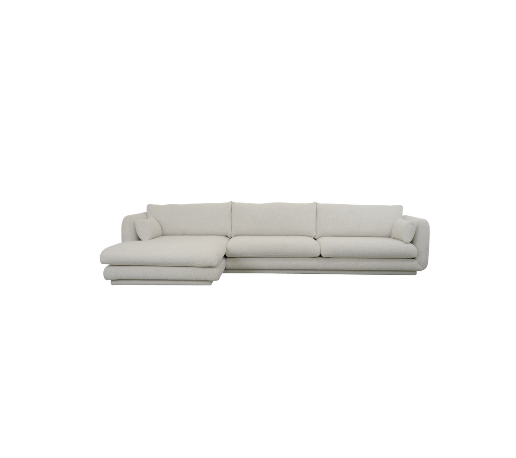 Moderne sandfarget sofa med seksjonelt design og myke puter.