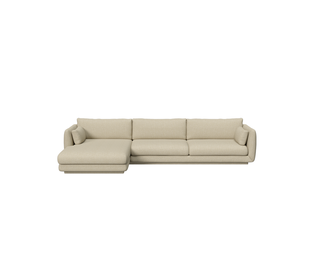 Lys brun moderne sofa med en chaiselong-del i et romslig loungeområde.