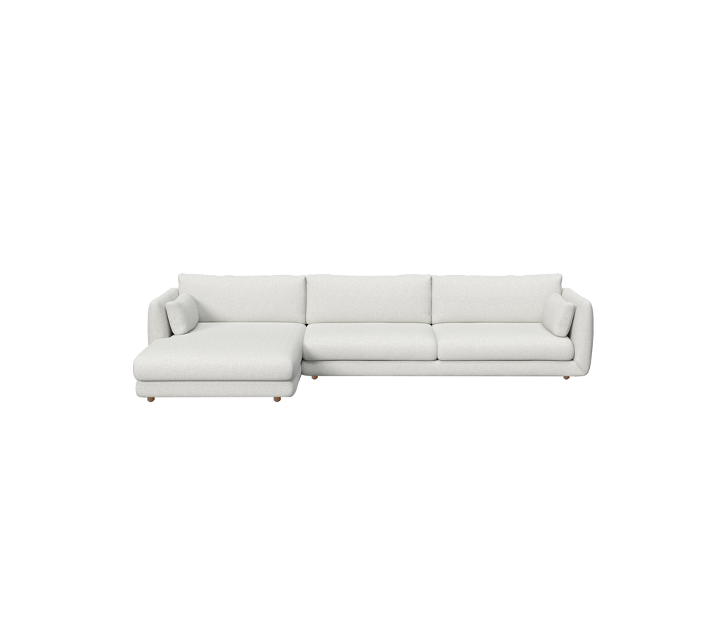 Moderne lys grå sofa med rene linjer og et minimalistisk design.