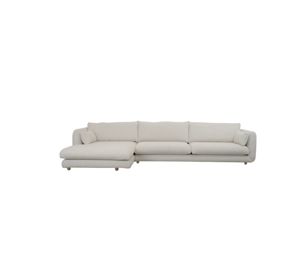 Moderne sandfarget sofa med rene linjer i en minimalistisk stil.