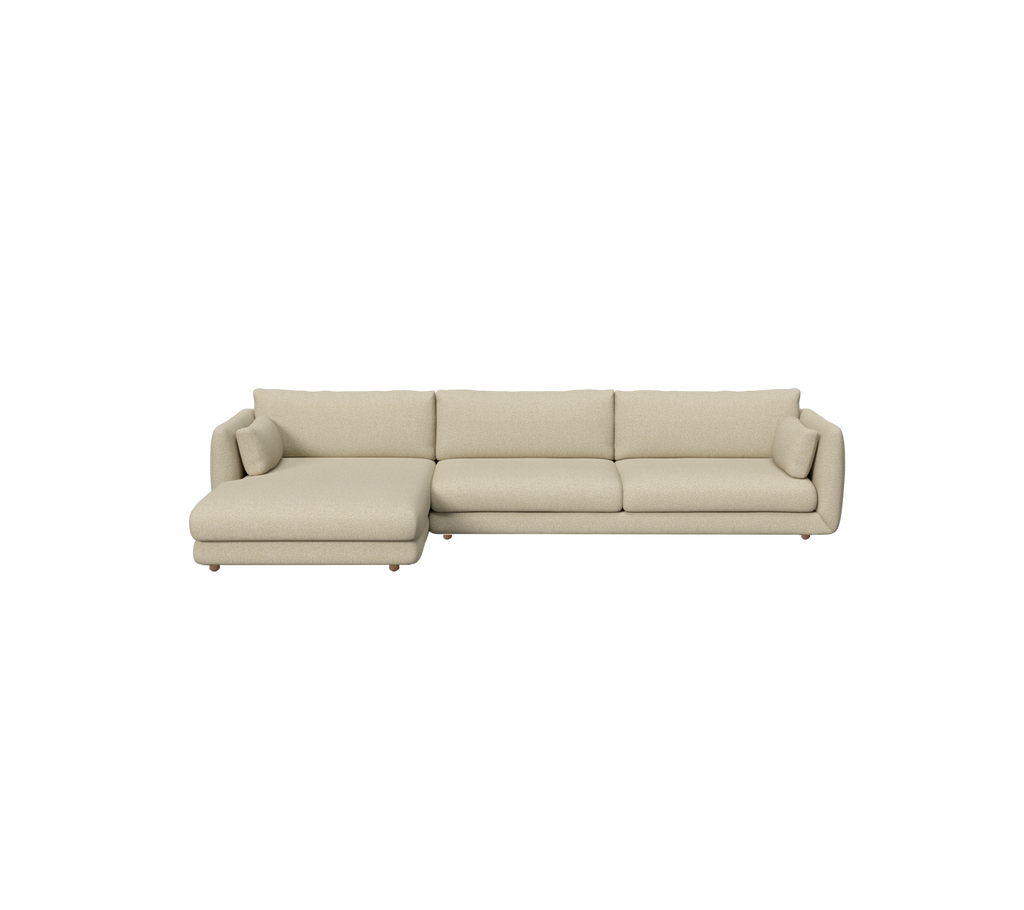 Lysebrun moderne sofa med en chaise-seksjon i en loungeinnstilling.