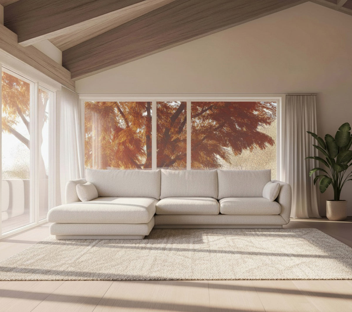 Moderne hvit sofa og beige teppe i et minimalistisk loungeoppsett.