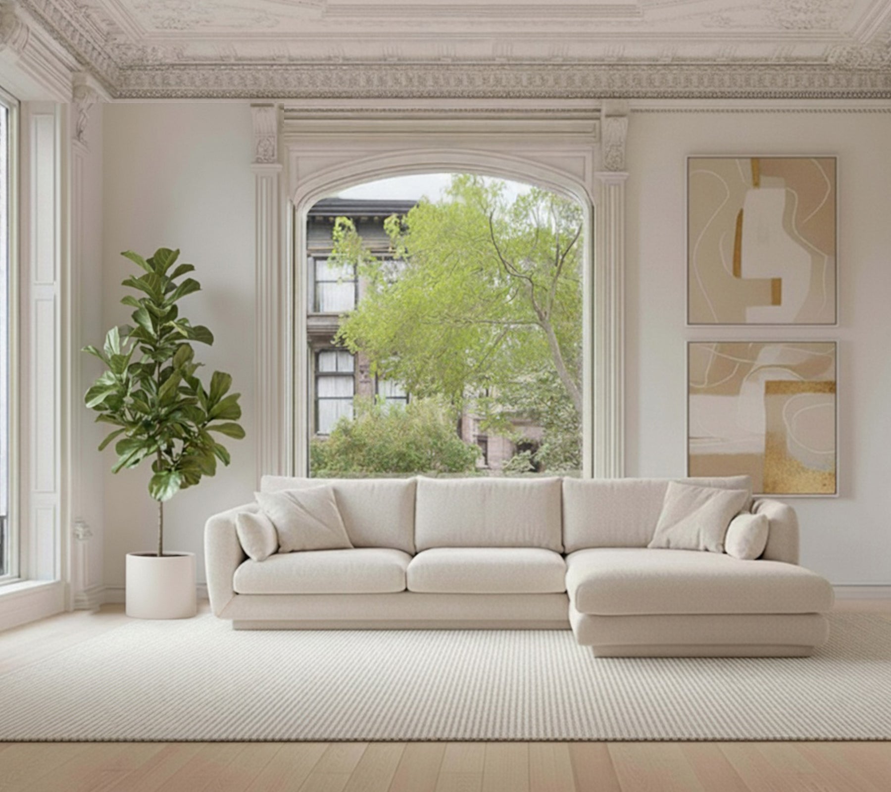 Beige seksjon sofa med en grønn plante og hvit teppe i et moderne loungeinnredning.