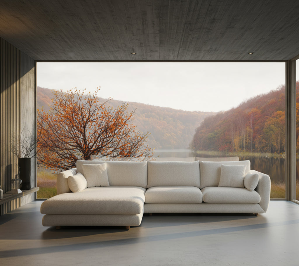 Moderne hvit seksjon sofa i stuen med naturskjønn utsikt.