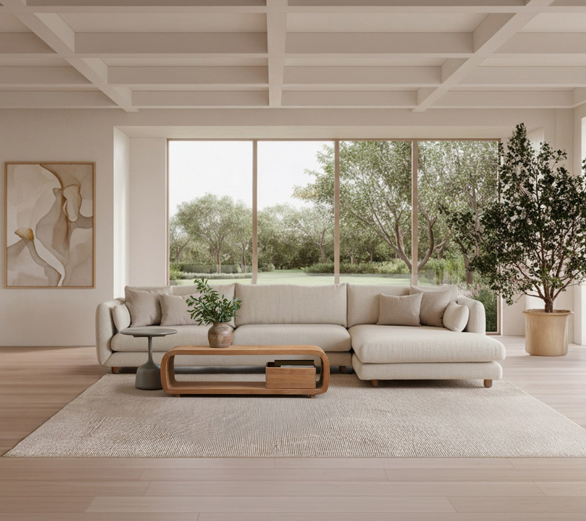 Moderne stue med en beige sofa, et trebord og en grønn plante.