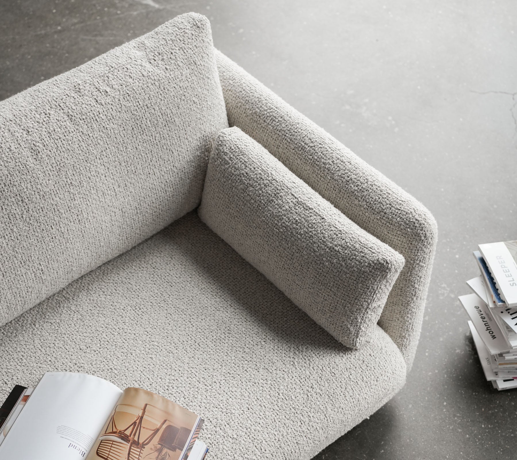 Stilig sofa med en teksturert overflate, med en myk armlene og en komfortabel pute, perfekt for avslapning og lesing.
