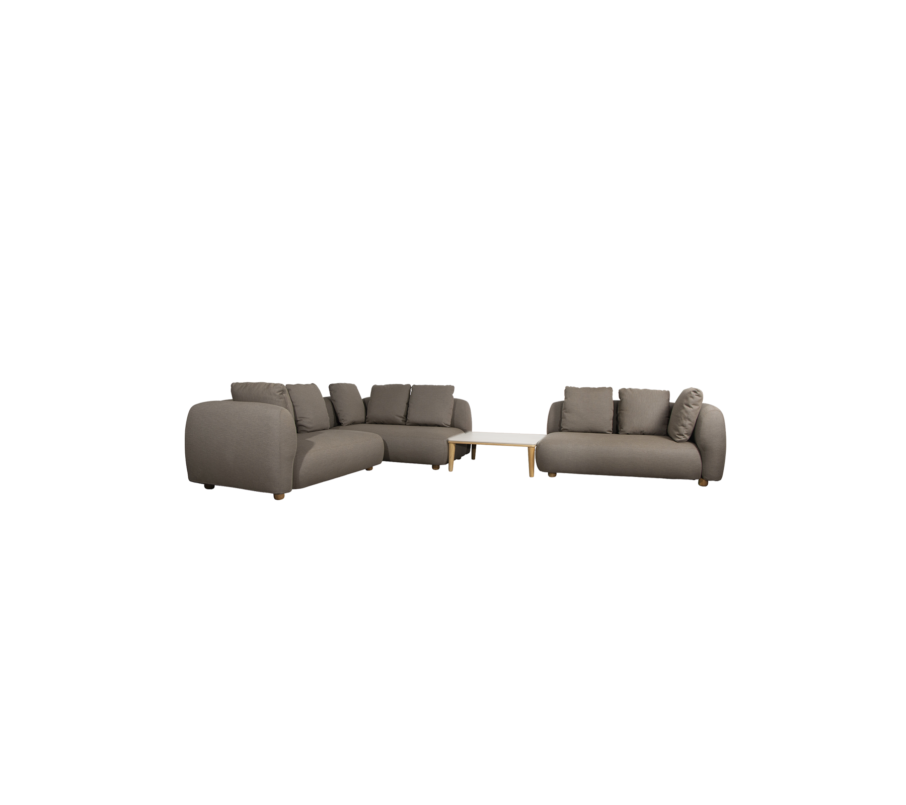 Moderne taupe-sofa med puter og et lyst bord i en loungeinnstilling.