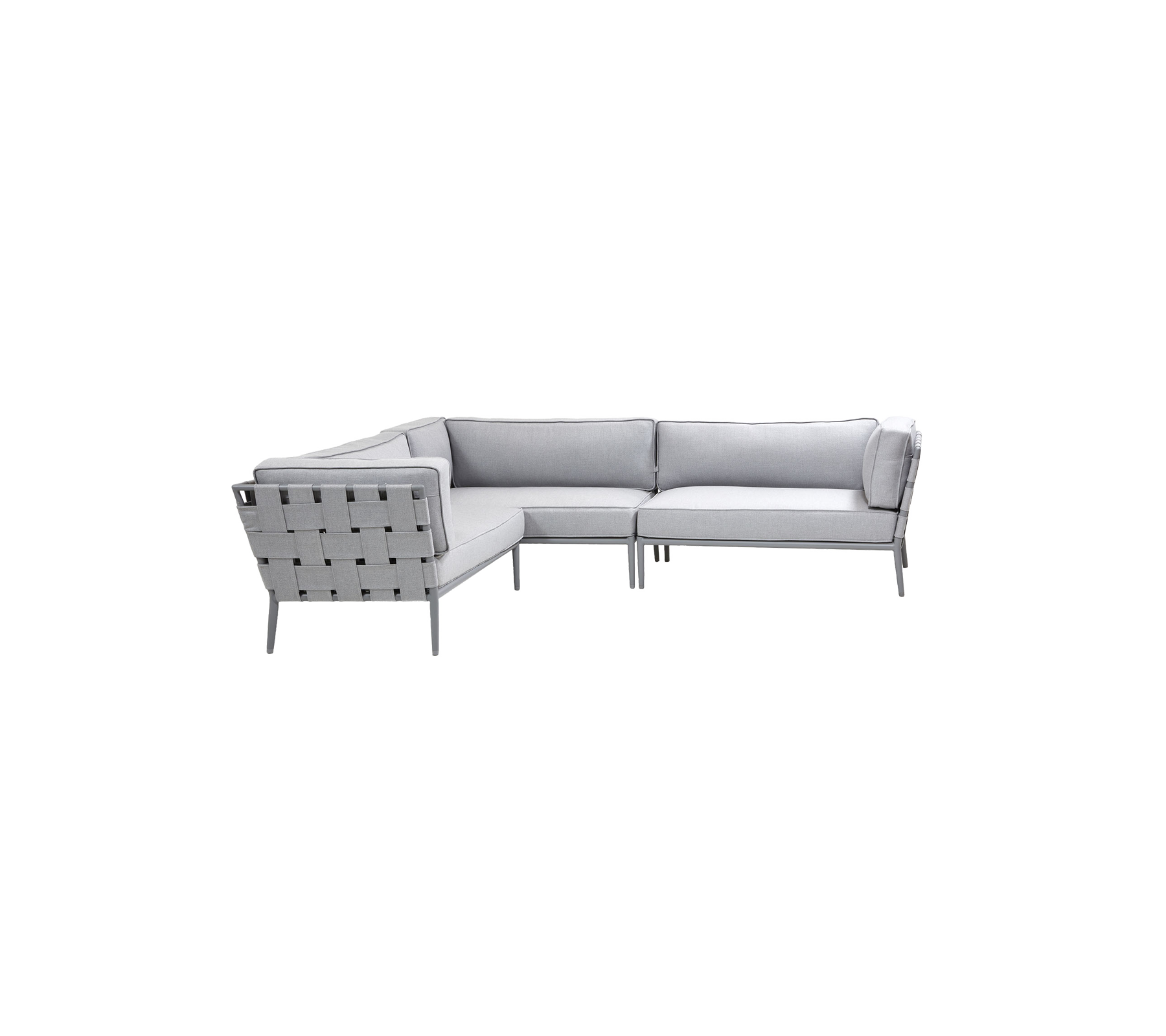 Moderne lys grå seksjonssofa med minimalistisk design og vevd detaljer på ryggstøtten, perfekt for stilfull sitting.