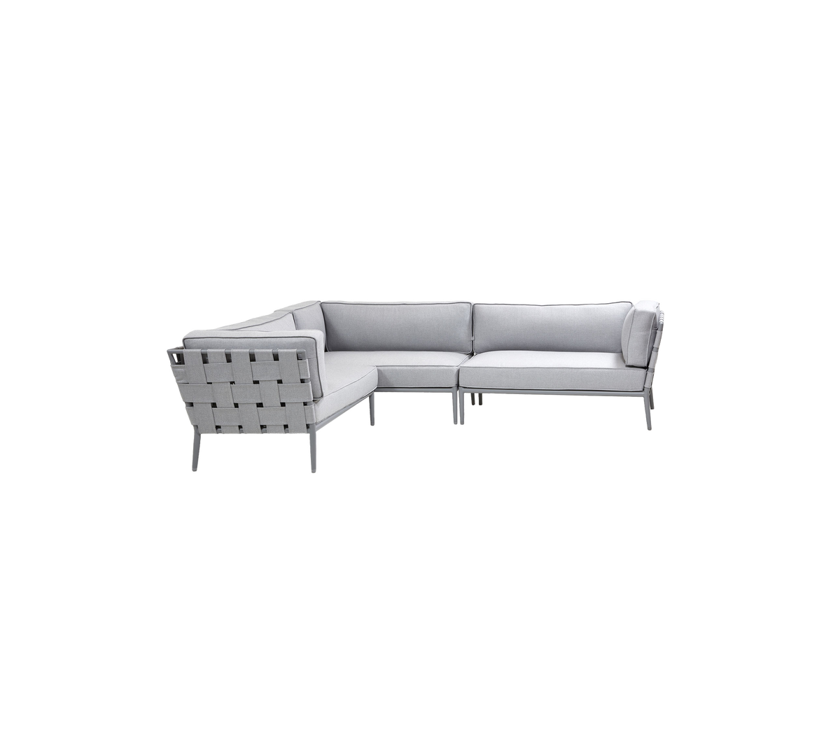 Moderne lys grå seksjonssofa med minimalistisk design og vevd detaljer på ryggstøtten, perfekt for stilfull sitting.