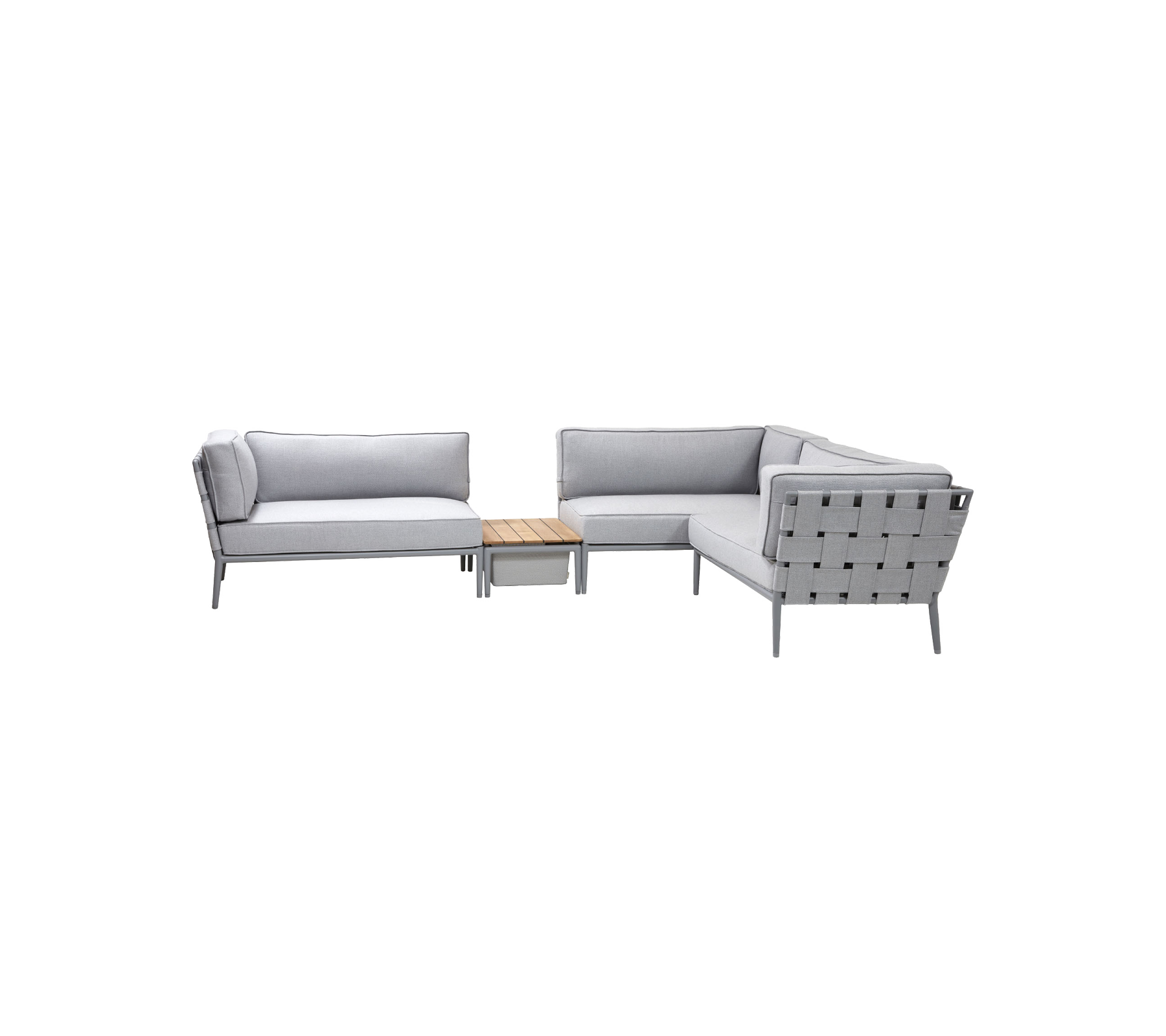 Lysegrå utendørs sittegruppe med moderne design, som har en komfortabel sofaoppsett og et matchende bord i tre.