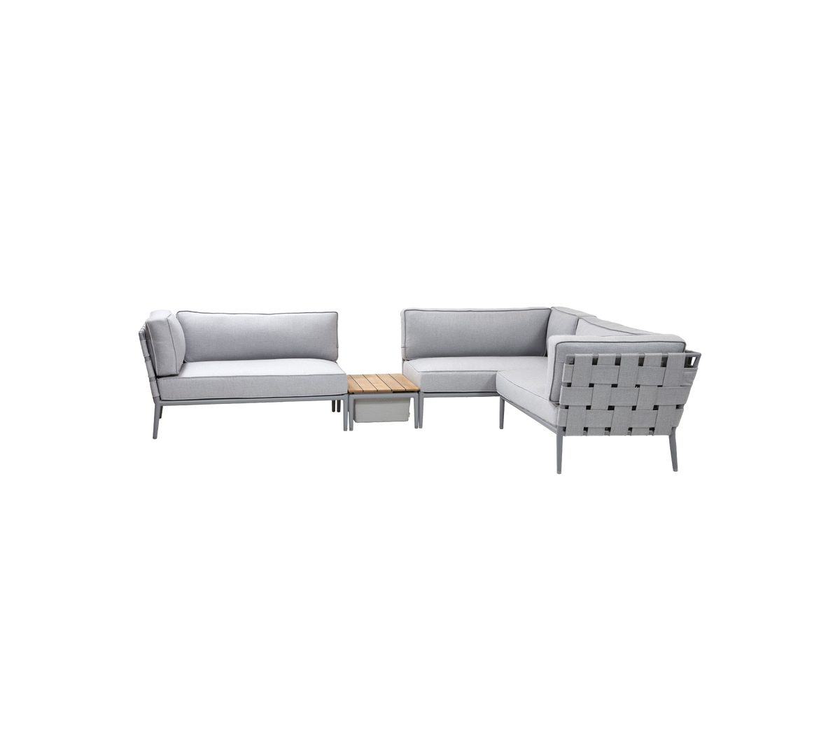 Lysegrå utendørs sittegruppe med moderne design, som har en komfortabel sofaoppsett og et matchende bord i tre.