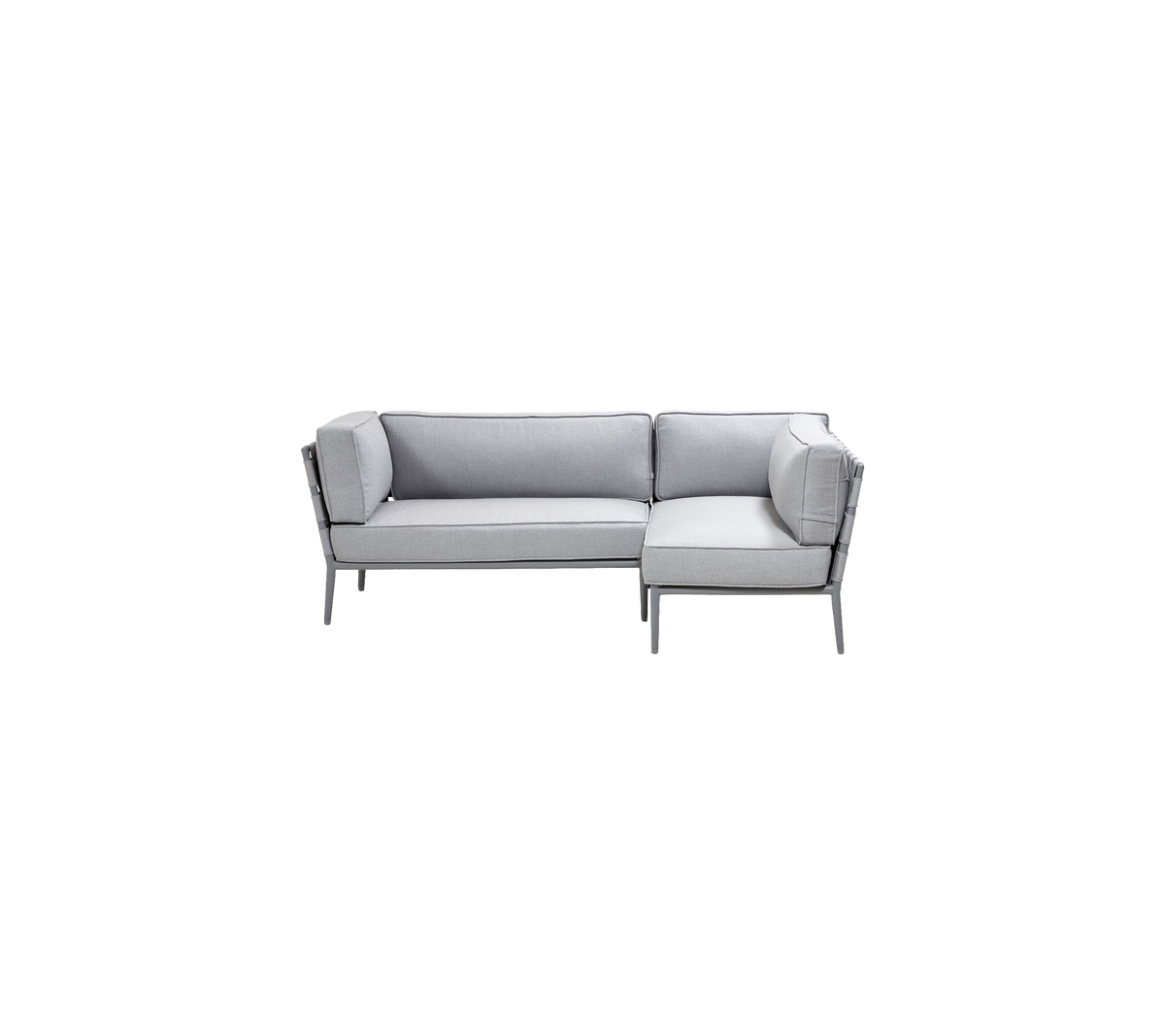 Stilig lys grå seksjonssofa med moderne design, med plushputer for komfort og slanke metallakenter.