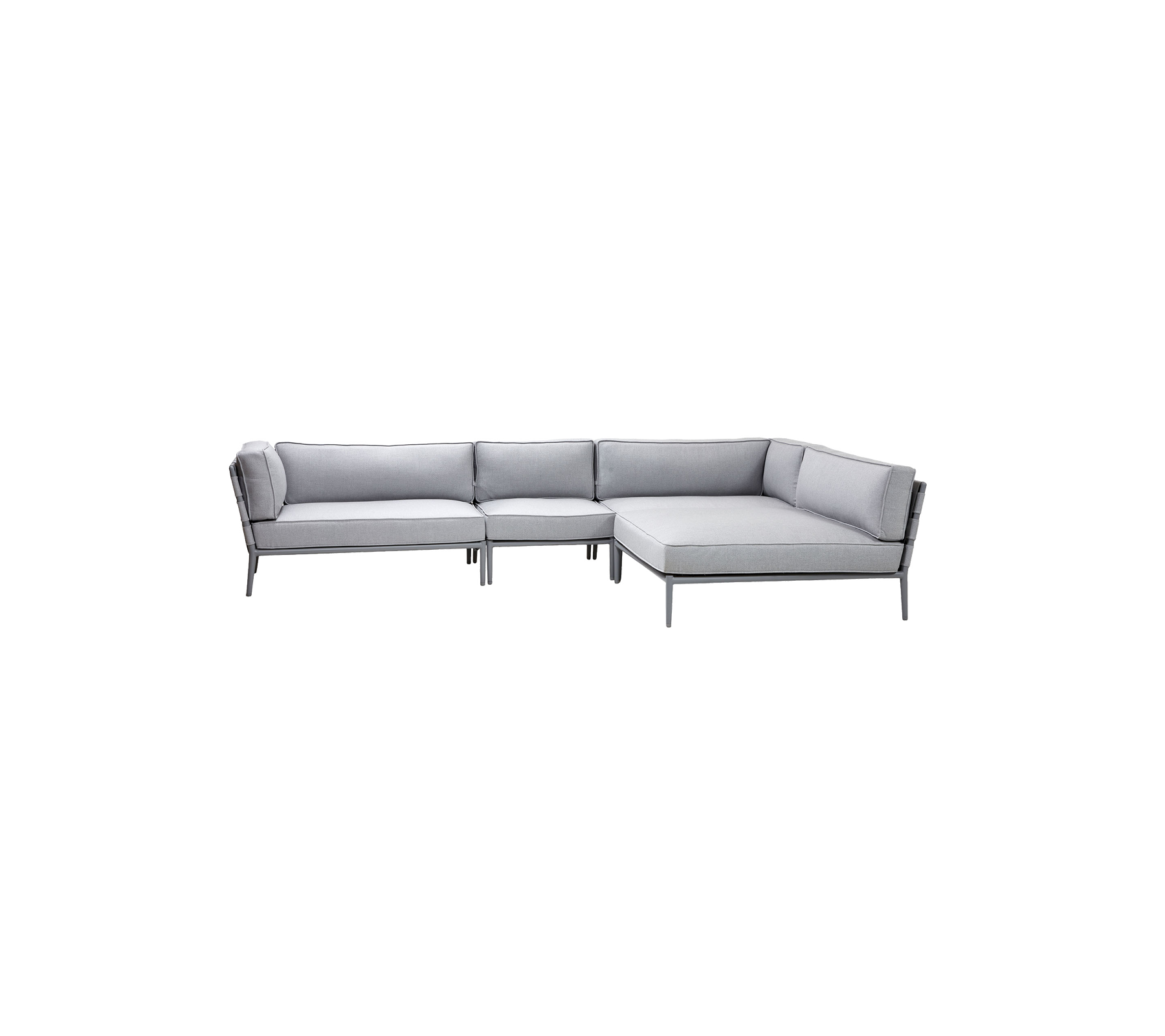 Stilig lys grå seksjonssofa med moderne design, som har nakne puter og slanke rammer for komfortabel sitteplasser.