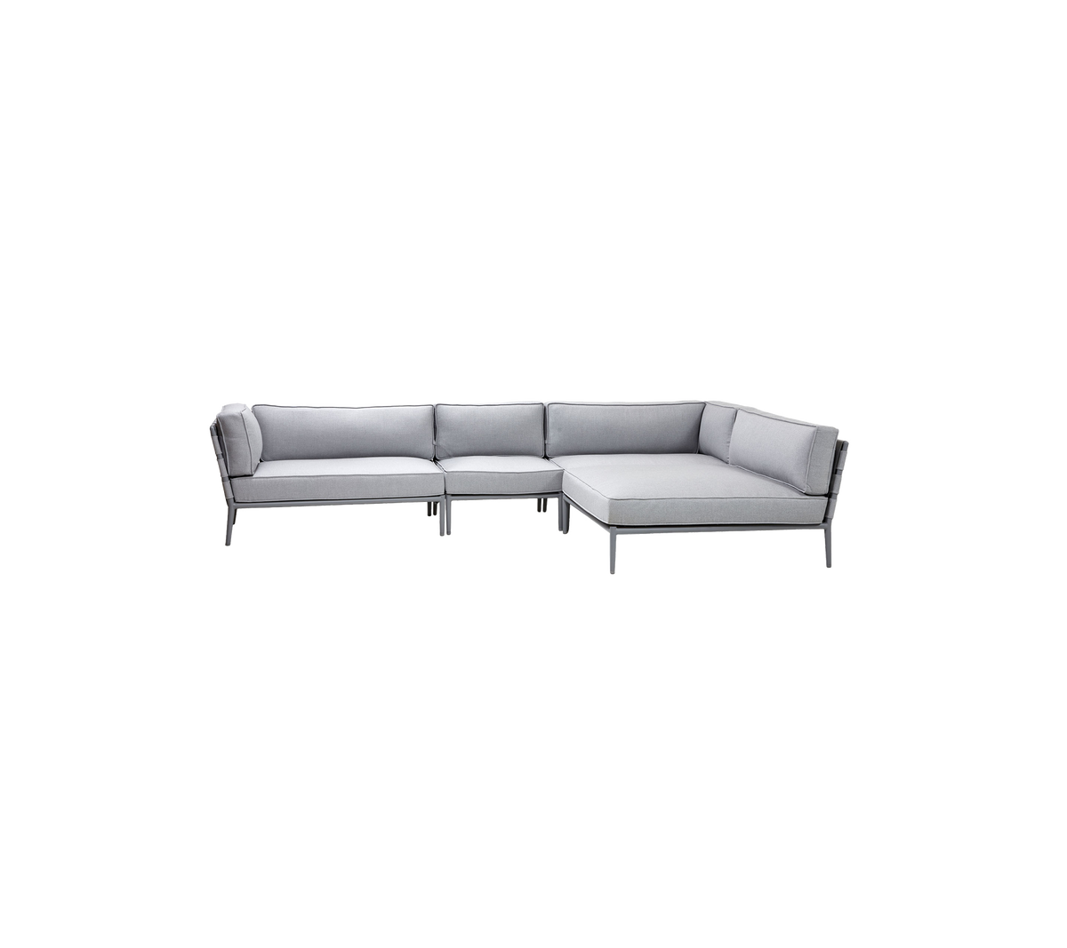 Stilig lys grå seksjonssofa med moderne design, som har nakne puter og slanke rammer for komfortabel sitteplasser.