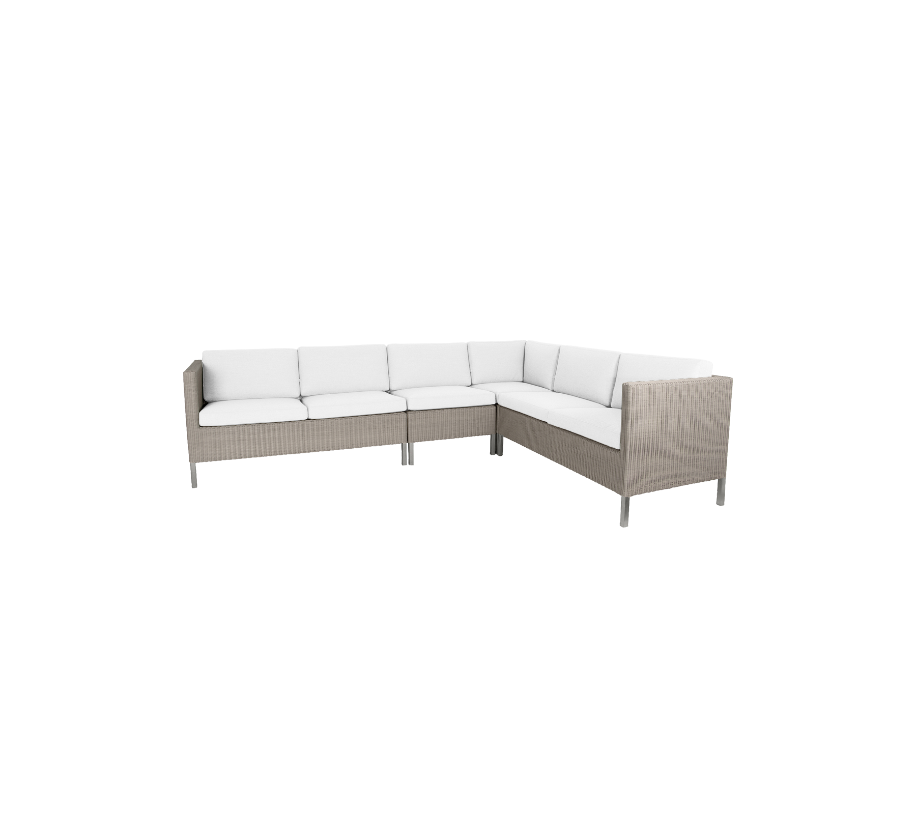 Stilig utesofa med myke hvite puter og moderne kurvdesign, perfekt for sammenkomster og avslapning.