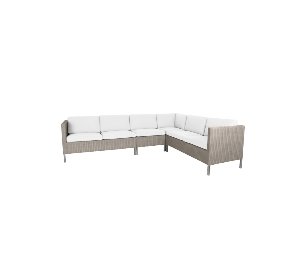 Stilig utesofa med myke hvite puter og moderne kurvdesign, perfekt for sammenkomster og avslapning.