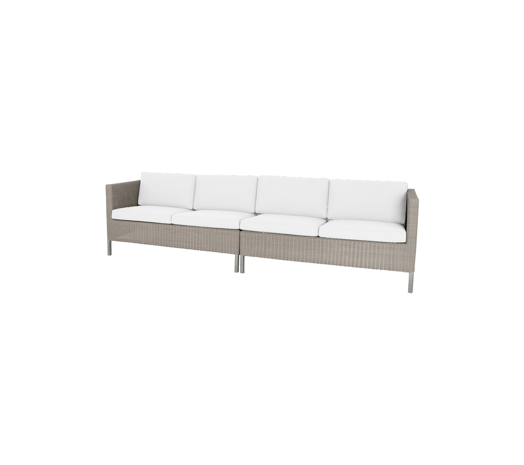 Stilig sofa med vevd base og myke hvite puter, perfekt for å forbedre ethvert spisestue.