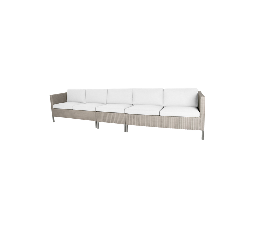 Elegant seksjonert sofa med en lys beige ramme og myke hvite puter, perfekt for middag eller avslapning.
