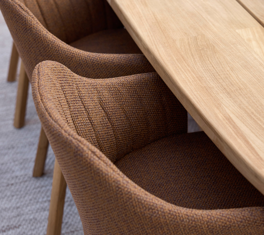 Brune spisestoler kombinert med et trebord i en moderne setting.